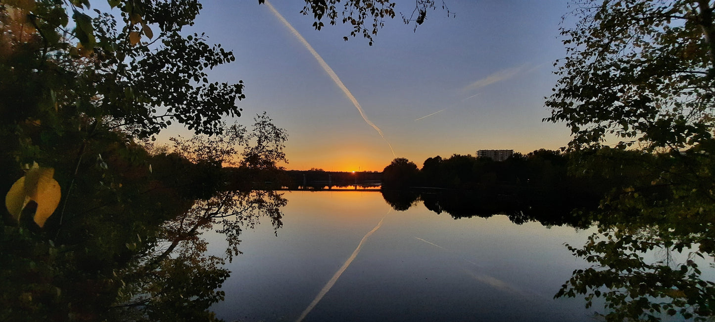 Coucher De Soleil Du 6 Octobre 2021 18H10 (Vue 2) Rivière Magog À Sherbrooke. Pont Jacques Cartier.